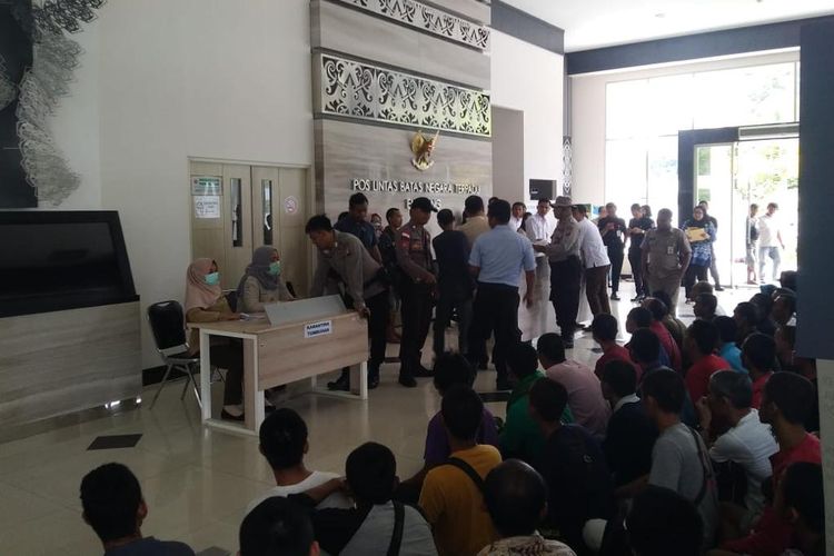 Sebanyak 84 pekerja migran Indonesia antre untuk melakukan pendataan dan pemeriksaan kesehatan di Pos Lintas Batas Negara (PLBN) Entikong, Kabupaten Sanggau, Kalimantan Barat, Kamis (4/4/2019).
