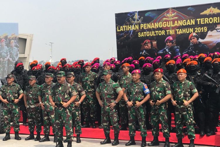 Panglima TNI Marsekal Hadi Tjahjanto saat memberikan keterangan pers di daerah Jakarta Utara, Selasa (9/4/2019).
