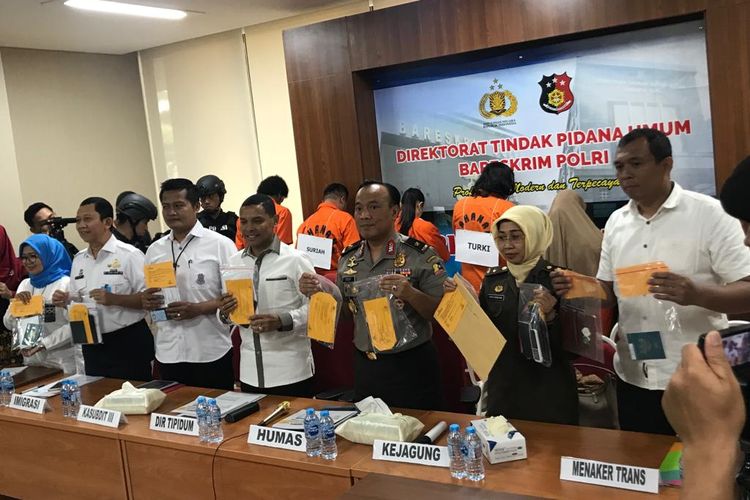 Direktur Tipidum Bareskrim Mabes Polri Brigjen Pol Herry Rudolf Nahak saat konferensi pers di Gedung Bareskrim Mabes Polri, Jakarta Selatan, Selasa (9/4/2019).