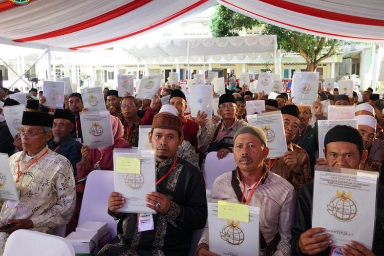 Kementerian ATR/BPN menyerahkan 1.507 sertifkat tanah wakaf kepada pengurus lembaga keagamaan di Sukabumi.