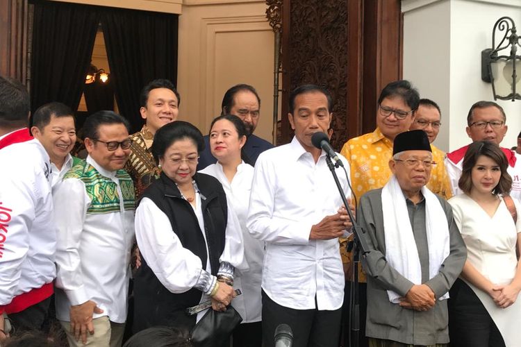 Capres nomor urut 01 Joko Widodo saat konferensi pers di Plataran Menteng, Kamis (18/4/2019). Hampir seluruh ketua umum partai politik pendukung hadir dalam konferensi pers tersebut.