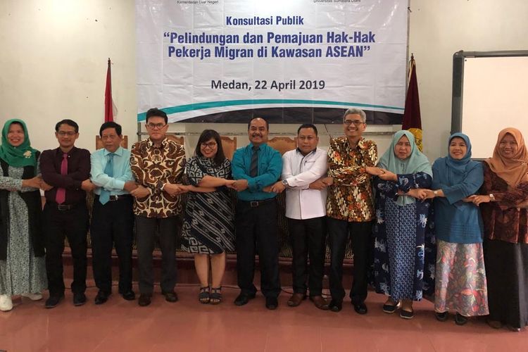 Direktorat Jenderal Kerja Sama ASEAN Kemenlu bersama Pusat Studi ASEAN Universitas Sumatera Utara (USU) Medan menggelar konsultasi publik 22 ? 23 April 2019 guna meningkatkan awareness mengenai pelindungan dan pemajuan Pekerja Migran Indonesia (PMI).