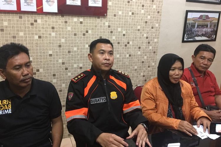 Kapolres Sukabumi Kota AKBP Susatyo Purnomo (kiri kedua) saat jumpa pers di kantor Polres Sukabumi Kota, Jawa Barat, Minggu (12/5/2019) malam.