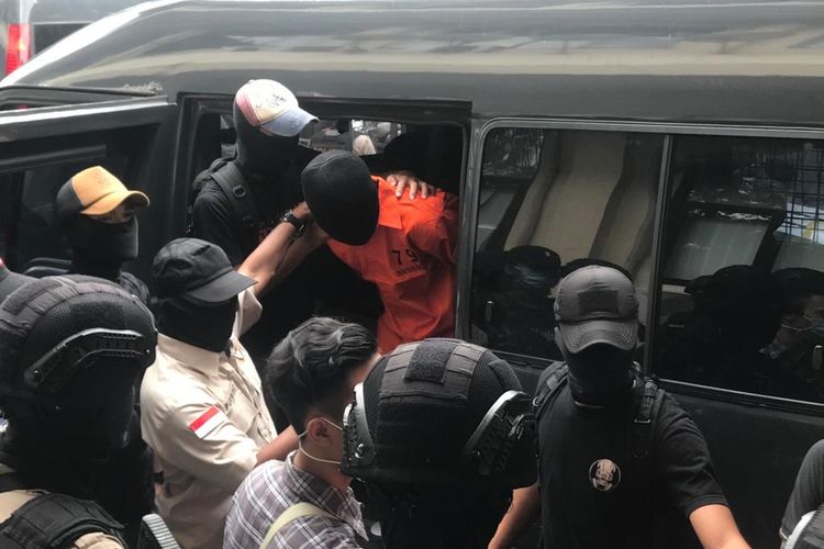 Sebanyak sembilan terduga teroris dibawa ke Gedung Humas Mabes Polri, Jakarta Selatan, saat konferensi pers, pada Jumat (17/5/2019).