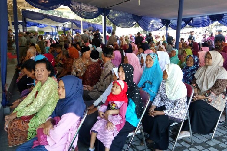 Masyarakat dari berbagai wilayah Yogyakarta, bahkan luar kota, sedang menunggu acara open house Gubernur DIY Sultan HB X dan wakilnya di Kepatihan, Yogyakarta, Senin (10/6/2019).