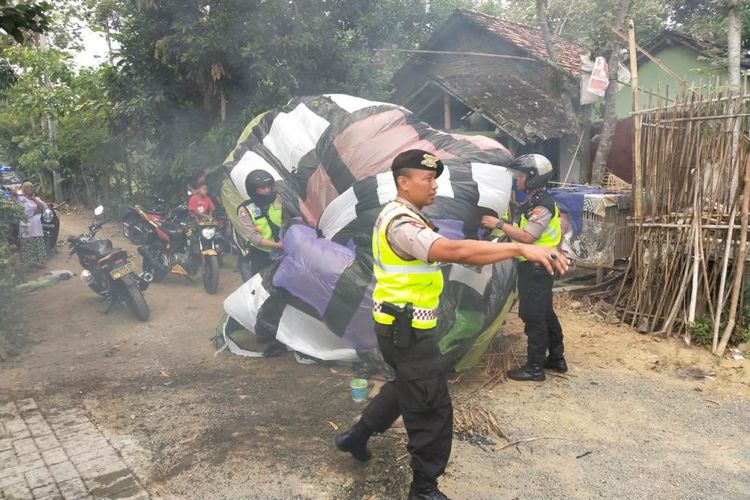Polisi Trenggalek Jawa Timur menggagalkan upaya penerbangan balon udara secara liar, dan langsung dilakukan penyitaan (12/06/2019) 