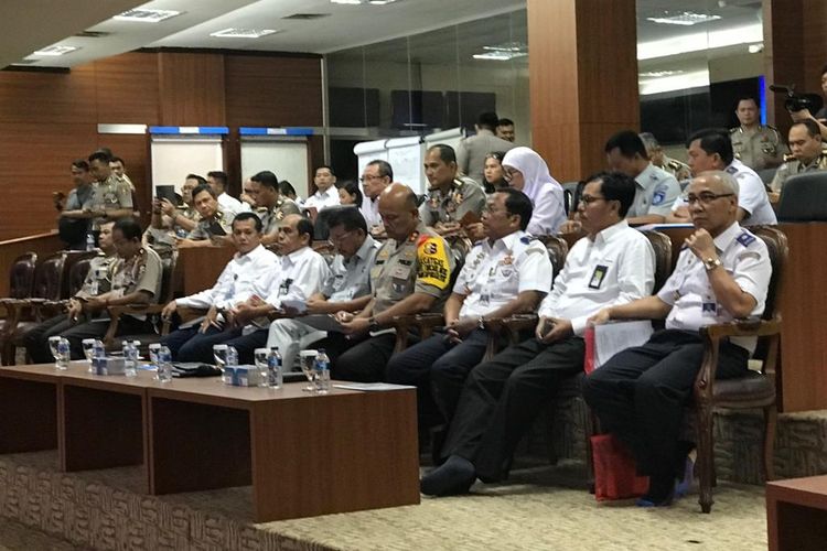 Acara analisis dan evaluasi Operasi Ketupat 2019 dengan Direktur Lalu Lintas Polda se-Indonesia melalui video conference di kantor Korlantas Polri, Jakarta Selatan, Selasa (18/6/2019).
