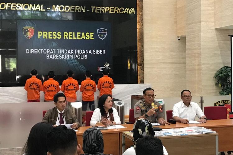 Kasubdit I Tindak Pidana Siber Bareskrim Polri Kombes (Pol) Dani Kustoni (paling kanan) saat konferensi pers di Gedung Bareskrim Polri, Jakarta Selatan, Senin (8/7/2019).