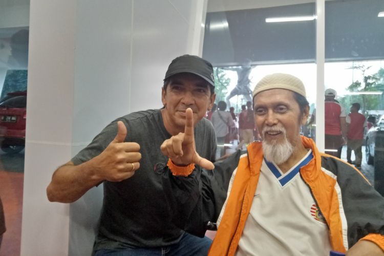 Luciano Leandro dan Sofyan Hadi saat bertemu di Stadion Utama Gelora Bung Karno usai laga Persija Jakarta vs Persib Bandung, Rabu (10/7/2019). Luciano dan Sofyan adalah pemain dan pelatih Persija saat menjadi juara Liga Indonesia tahun 2001.