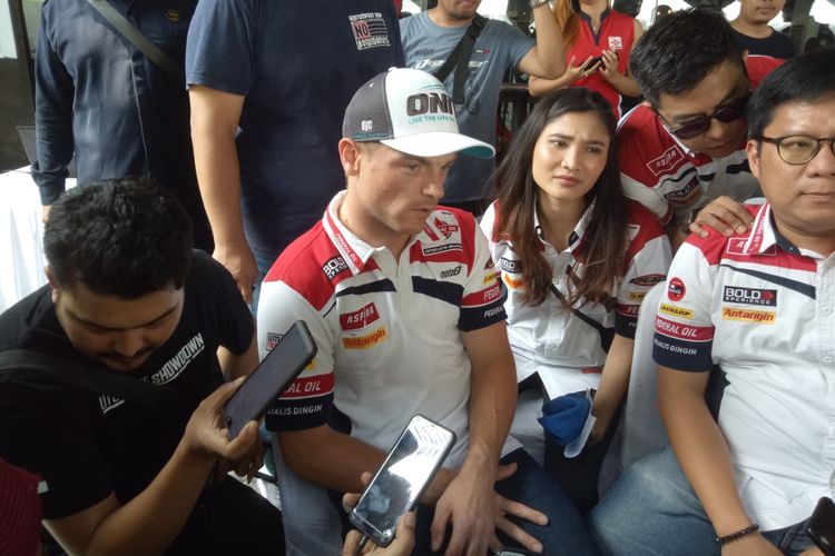 Pebalap Moto2 dari tim Federal Oil Gresini, Sam Lowes usai mengikuti kegiatan berkendara dengan sepeda motor berkeliling Jakarta, Sabtu (20/7/2019).