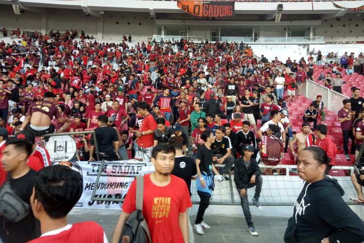 Pagar salah satu tribune di Stadion Utama Gelora Bung Karno, Jakarta, roboh saat final Piala Indonesia 2019 leg pertama antara Persija vs PSM Makassar, Minggu (21/7/2019) sore.