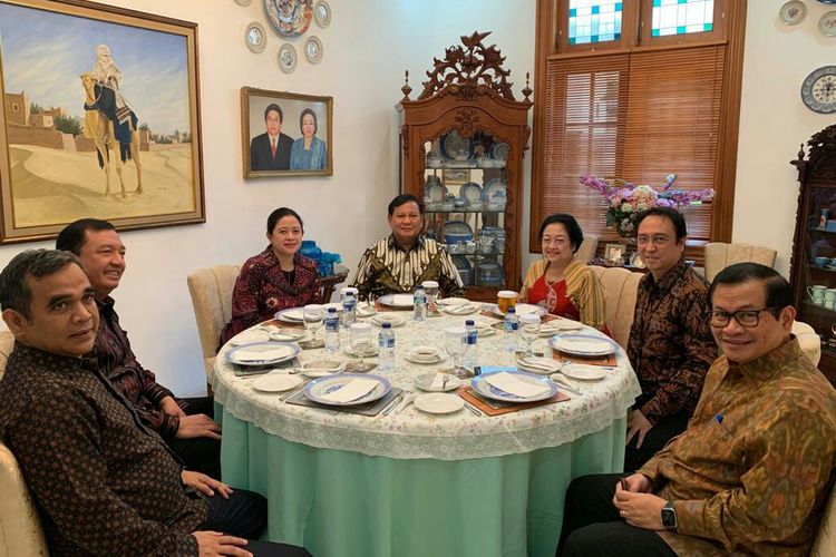 Megawati dan Prabowo bertemu didampingi Sekjen PDI-P Hasto Kristiyanto, Sekjen Gerindra Ahmad Muzani, Kepala BIN Budi Gunawan, Puan Maharani, dan Seskab Pramono Anung