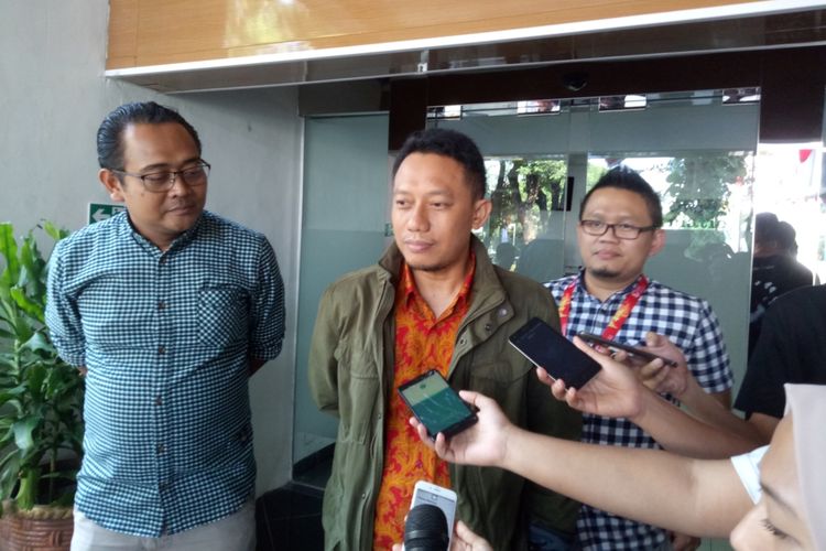 Sekjen BOPI, Sandi Suwardi Hasan (tengah) usai mengadakan pertemuan dengan operator Liga 1, PT LIB untuk membahas evaluasi selama tiga bulan berjalannya kompetisi, di Kantor Kemenpora, Jakarta, Rabu (31/7/2019).