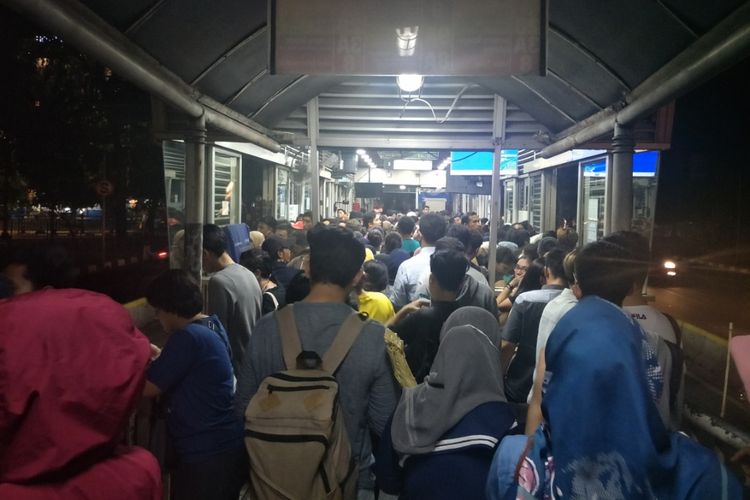 Kepadatan penumpang di Halte Transjakarta Grogol 1, Minggu (4/8/2019) malam.
