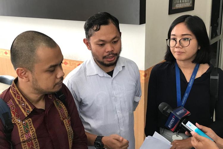 Anggota Solidaritas Pembela HAM, Tigor Hutapea (tengah), saat menyambangi kantor Komisi Kepolisian Nasional (Kompolnas), Rabu (18/9/2019).