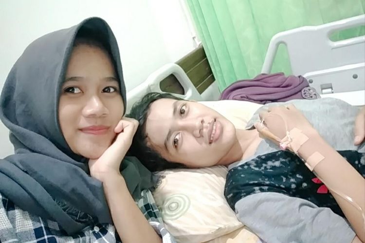 Rina Maelani (19) bersama adiknya, Bery Agustustina (16) yang tengah dirawat di RSUD Soedarso Pontianak, Kalimantan Barat, Jumat (12/7/2019).