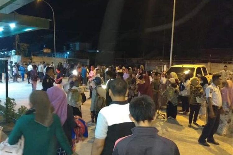 Ratusan masyarakat yang berada di RSUD Malingping berhamburan keluar gedung saat terjadi gempa banten magnitudo 7,4, Jumat (2/8/2019)