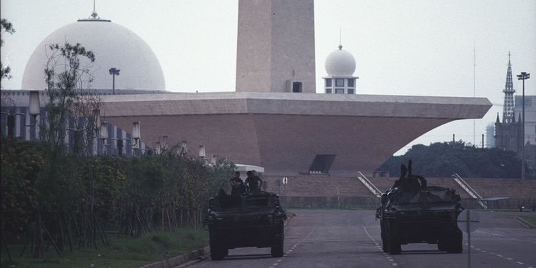 Kendaraan tempur milik TNI terlihat berjaga di Lapangan Monumen Nasional pada 20 Mei 1998, menjelang jatuhnya Soeharto.