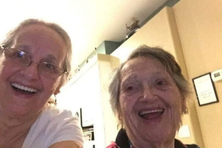 Connie Moultrop (69) berfoto bersama ibu kandungnya, Genevieve Purinton (88), yang baru ditemuinya pertama kali berkat tes DNA.