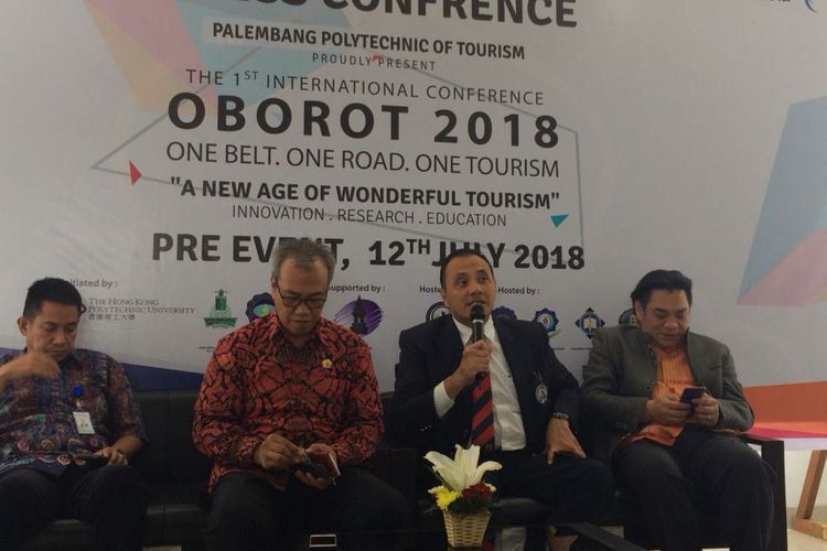 Staf Ahli Menteri Bidang Ekonomi dan Kawasan Pariwisata Kemenpar, Anang Sutomo (baju batik) saat memberikan keterangan usai menghadiri acara Palembang Polytechnic Of Tourism di Palembang, Sumatera Selatan, Kamis (12/7/2018)