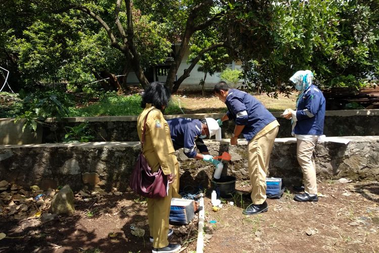 Petugas Dinas Lingkungan Hidup Kota Bekasi melakukan sidak (inspeksi mendadak) ke beberapa pabrik dan mengambil sampel air di Kelurahan Bojong Menteng, Bekasi, Senin (2/4/2018)