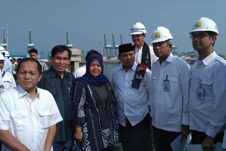 Sekda DKI Saefullah dan Kepala BBWSCC T Iskandar saat meninjau pembangunan tanggul laut di Cilincing, Kamis (10/8/2017). 
