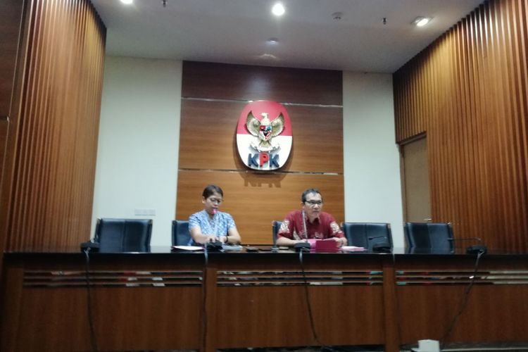 Ketua Pelaksana Harian Kabiro Humas KPK Yuyuk Andriati dan Wakil Ketua KPK Saut Situmorang dalam konferensi pers di gedung KPK, Jakarta, Rabu (11/4/2018)