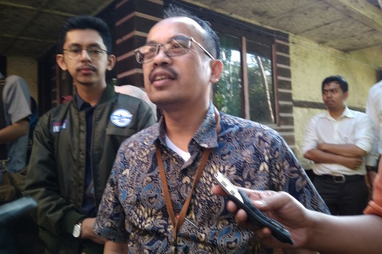 General Manager PLN Distribusi Jawa Barat Iwan Prawana  ketika ditemui awak media di Desa Karang Nunggal, Kabupaten Tasikmalaya, Rabu (11/7/2018).