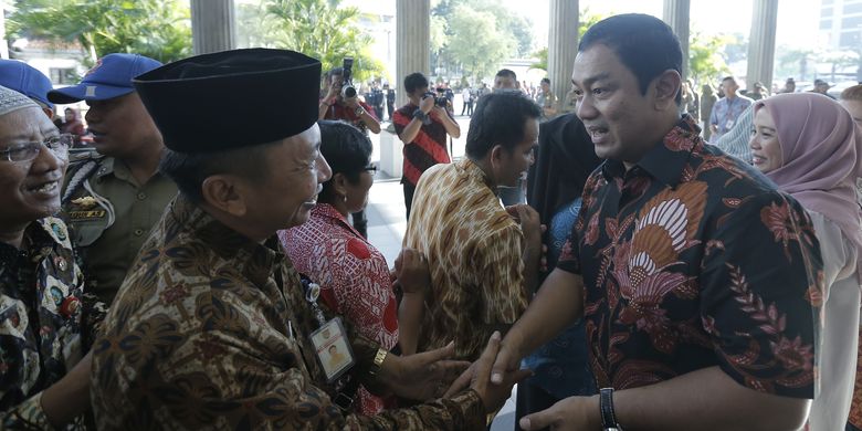 Wali Kota Semarang Hendrar Prihadi berhalal bihalal dengan pegawai Pemkot Semarang usai apel pagi masuk kerja setelah libur panjang di halaman Balaikota Semarang, Senin (10/6/2019).