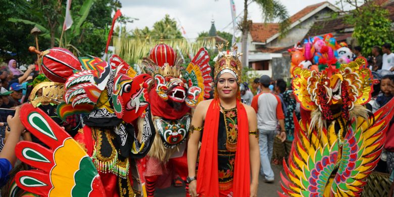 Barong Ider Bumi yang digelar di Desa Kemiren, Banyuwangi, Senin (26/6/2017).