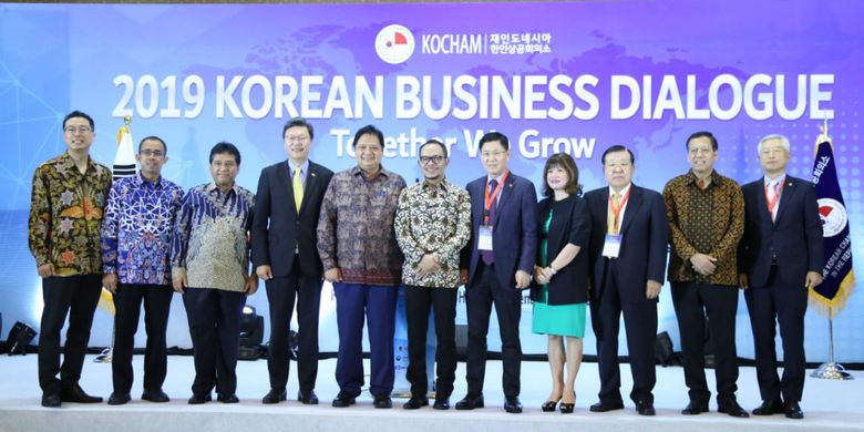 Menteri Ketenagakerjaan (Menaker) berfoto bersama pengusaha Korea Selatan dalam acara 2019 Korean Business Dialogue di Ballroom Hotel Mulia Jakarta, Rabu (27/2/2019).