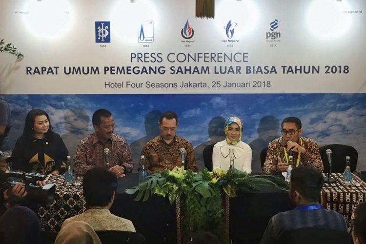 Direktur Utama PGN Jobi Triananda Hasjim; Deputi Bidang Usaha Pertambangan, Industri Strategis, dan Media Kementerian BUMN Fajar Harry Sampurno; Direktur SDM Pertamina, Nicke Widyawati; dan Sekretaris Perusahaan PGN Rachmat Hutomo dalam konferensi pers usai RUPSLB PGN, di Jakarta, Kamis (25/1/2018)