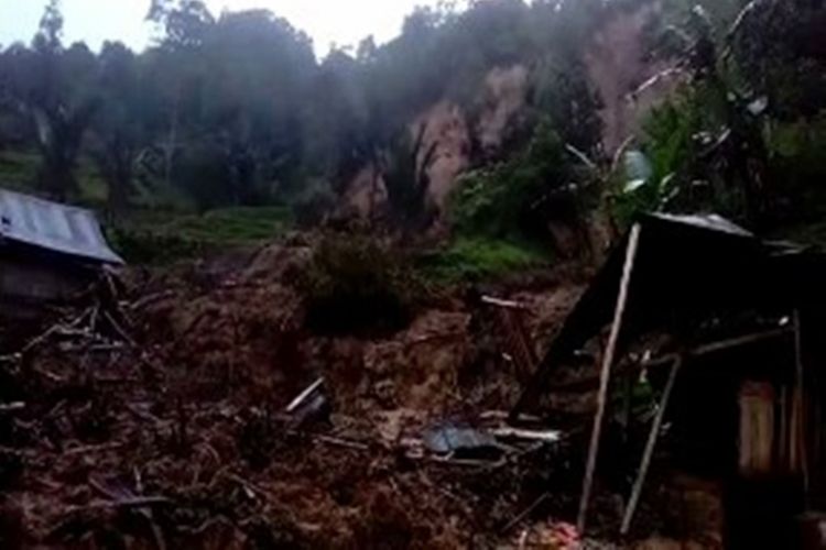 Sebanyak 8 rumah warga di Dusun Sareppe dan Lalangpeu, Desa Aralle Timur, Kecamatan Buntu Malangka, Kabupaten Mamasa, Sulawesi Barat, tertimbun longsor. Puluhan KK yang kehilangan tempat tinggal kini terpaksa diungsikan ke rumah-rumah penduduk.