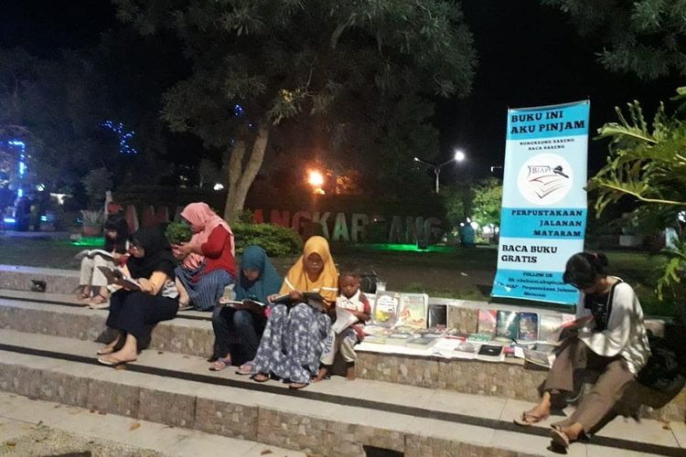 Mataram, Kompas.Com Kegiatan Komunitas Literasi Buku Ini Aku Pinjam (BIAP) di Taman Sangkareang Mataram, kini kegiatan itu terpaksa terhenti, setelah ditutup paksa Satgas Dinas Pertamanan  Kota Mataram, Jumat malam lalu.