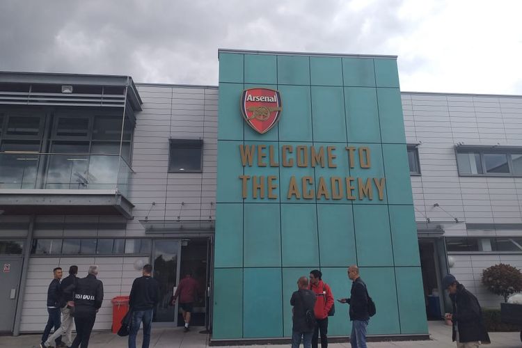 Bagian depan Akademi Sepak Bola Arsenal di London, Inggris.