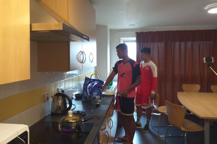 Dapur yang ada di flat para pemain Garuda Select di Birmingham, Inggris.