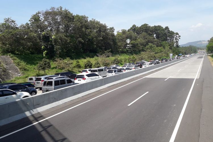 Antrean kendaraan di Tol Semarang-Solo, Jumat (31/5/2019).