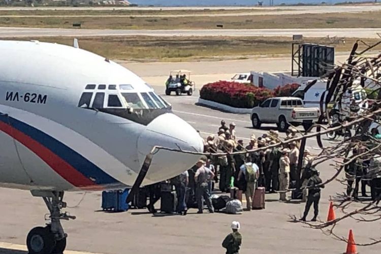 Gambar dari media sosial menunjukkan pesawat Rusia Ilyushin Il-62 yang dilaporkan mengangkut pasukan Rusia mendarat di Caracas, Venezuela, pada Sabtu (23/3/2019).