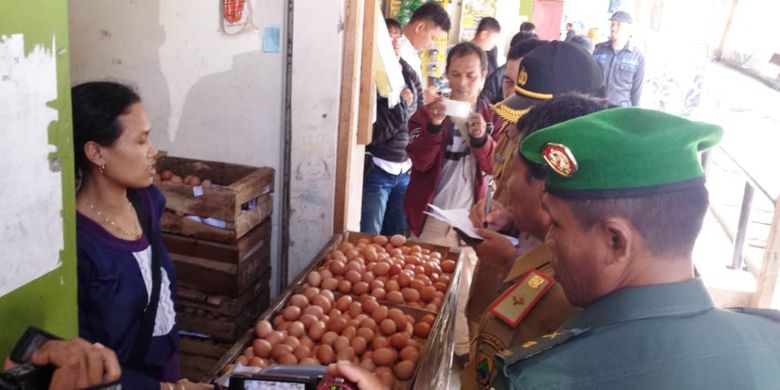 Satgas Pangan Polres Cianjur dan Diskoperindag Kab. Cianjur, Jawa Barat melakukan sidak harga dan stok kebutuhan pangan jelang Ramadan di Pasar Induk Cianjur, Senin (29/04/2019)