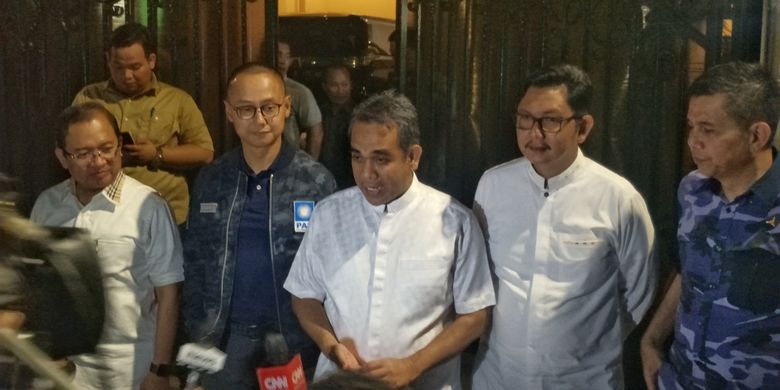Calon wakil presiden nomor urut 02 Sandiaga Uno bertemu dengan lima sekjen partai politik koalisi Indonesia Adil dan Makmur pada Selasa (23/4/2019) malam.  Pertemuan digelar di kediaman Sandiaga, Jalan Pulombangkeng nomor 5, Jakarta Selatan, sekitar pukul 19.00 WIB.