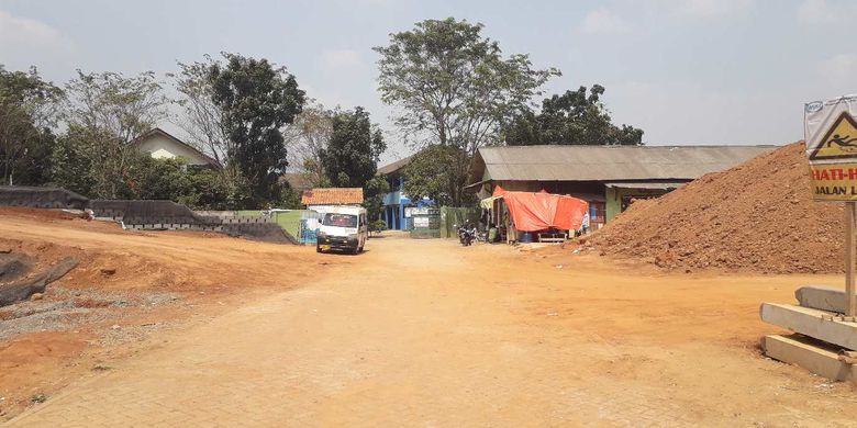 Kondisi SMP Negeri 21 Kota Tangerang yang terkepung tumpukan tanah dan material pembangunan Tol Kunciran-Bandara Soekarno Hatta, Jumat (12/7/2019).