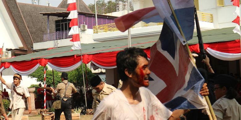 Salah satu pemain aksi teatrikal kemerdekaan di bekas rumah Laksamana Tadashi Maeda yang kini menjadi Museum Perumusan Naskah Proklamasi dalam acara Napak Tilas Kemerdekaan, Rabu (16/8/2017) siang. Aksi teatrikal dibawakan oleh Komunitas Reka Ulang Sejarah. Teatrikal tersebut untuk memeriahkan Hari Kemerdekaan Republik Indonesia di Museum Naskah Proklamas