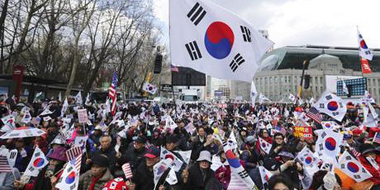 Puluhan ribu pendukung mantan Presiden Korea Selatan Park Geun-hye mamadati jalan-jalan di sekitar Balai Kota Seoul untuk mengumandangkan tuntutan pembebasan Park, Sabtu (1/4/2017). 