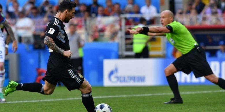 Penyerang Argentina, Lionel Messi, gagal menjalankan tugasnya mengeksekusi penalti ke gawang Islandia pada pertandingan Piala Dunia 2018 di Stadion Spartak, 16 Juni 2018. 