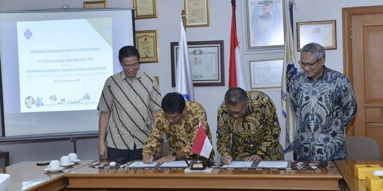 Direktur Strategi Pengembangan Bisnis PGN Syahrial Mukhtar dan Ketua Umum PHRI Hariyadi Budi Santoso Sukamdani melakukan penandatangan MoU di Hotel Grand Sahid Jaya, Jakarta, Rabu (7/8/2019).