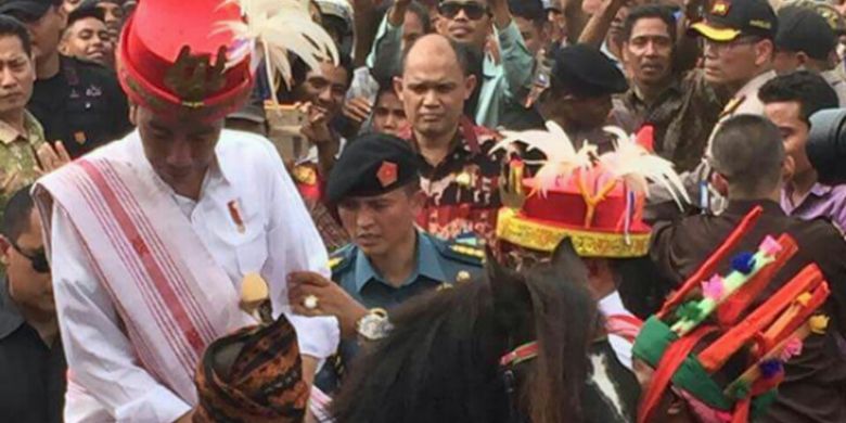 Presiden Joko Widodo saat menunggangi kuda Sandalwood di Kabupaten Sumba Barat Daya, Nusa Tenggara Timur (NTT), Rabu (12/7/2017)