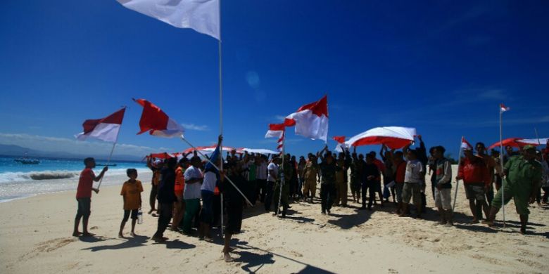 Warga Pulau Salura, Kecamatan Sumba Timur, Nusa Tenggara Timur (NTT), yang berbatasan dengan Negara Australia, saat menggelar upacara bendera untuk pertama kalinya di wilayah mereka