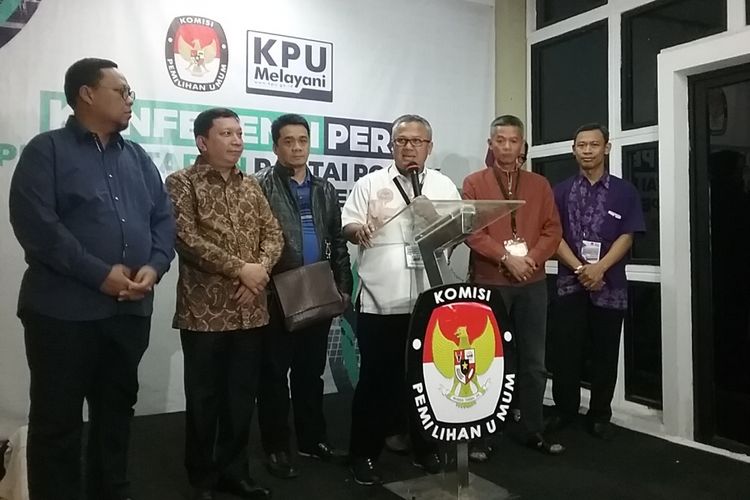 Komisi Pemilihan Umum (KPU) menyampaikan hingga Rabu (18/10/2017) dini hari, ada 14 partai politik calon peserta pemilu 2019 yang telah menerima tanda pendaftaran dari KPU. Sebanyak 13 partai politik sisanya masih dilakukan pemeriksaan berkas.