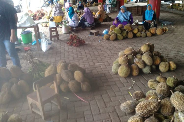 Buah durian diperjualikan di Pasar Durian, Semarang, Jawa Tengah, Sabtu (26/1/2019). 