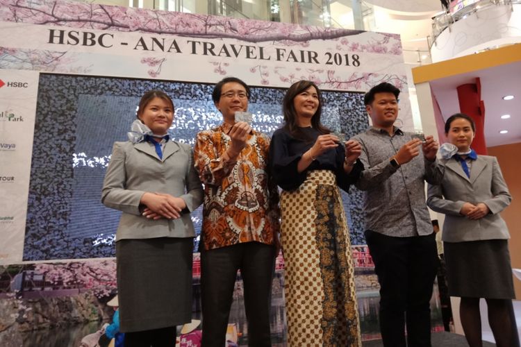 Pembukaan HSBC-ANA Travel Fair di Laguna Atrium Pacific Place, Jakarta Kamis, (19/4/2018).